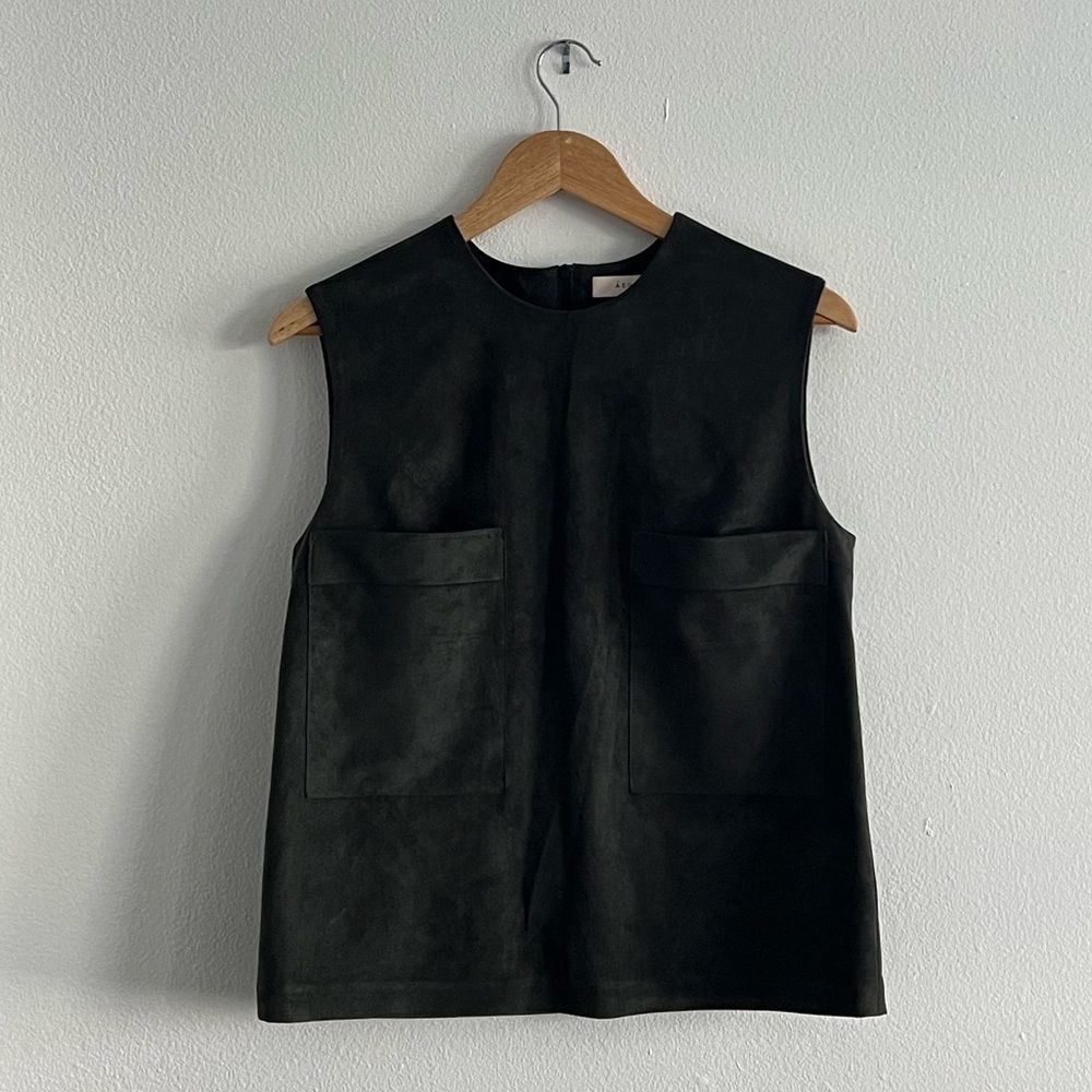 Áéron (Aeron)Forest Green blouse/shirt with two pockets, zipper on back